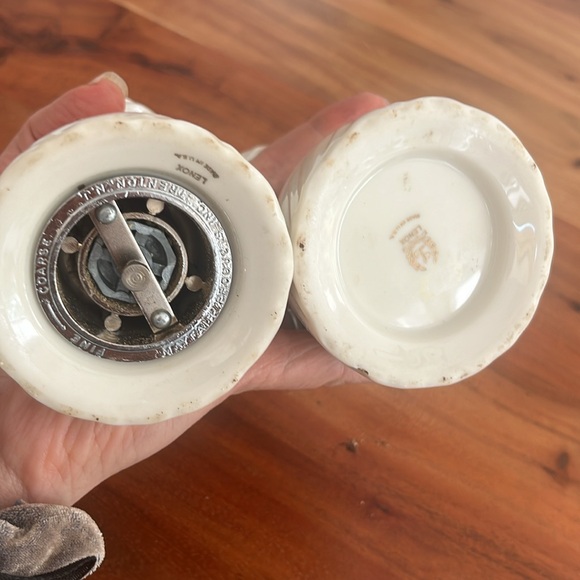 Vintage Lenox off white ceramic matching salt and pepper shakers - Picture 4 of 6